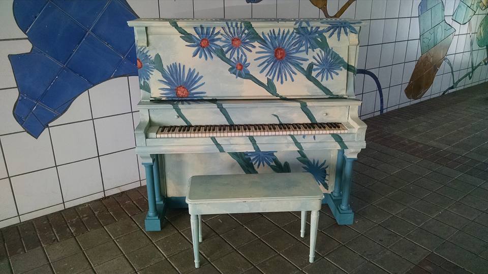 painted_piano_in_artsy_alley.jpg