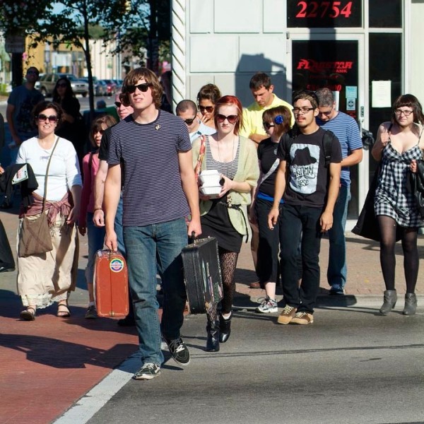 Un grupo de personas cruza la calle en Ferndale, Michigan