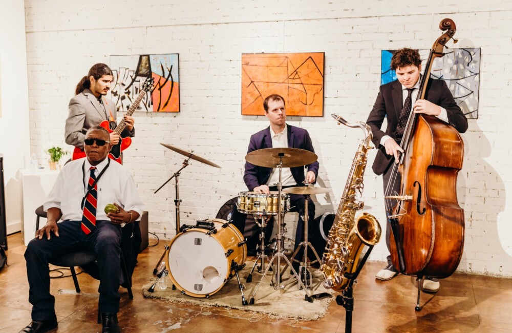 Un cuarteto de jazz actuó en el espacio de una galería de arte.