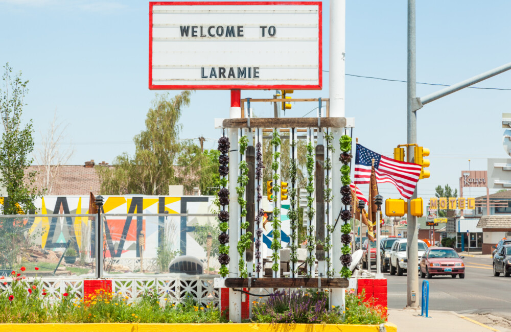 Un jardín vertical instalado bajo un cartel que dice "Bienvenido a Laramie".