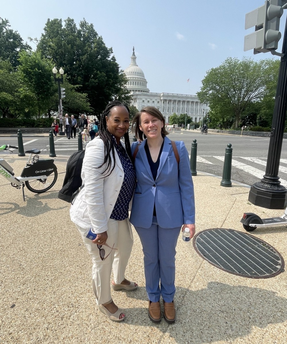 Amanda Elliott y Kelly Humrichouser en Washington D.C. con el Capitolio de EE.UU. al fondo.