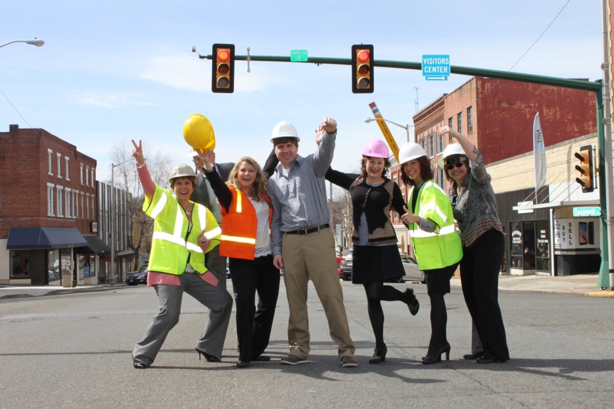 Voluntarios con casco en Downtown Wytheville Inc.