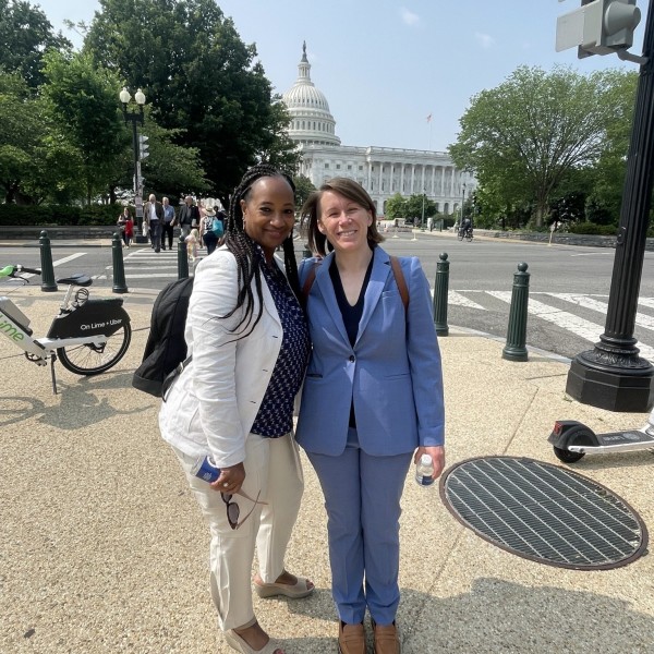 Amanda Elliott y Kelly Humrichouser en Washington D.C. con el Capitolio de EE.UU. al fondo.