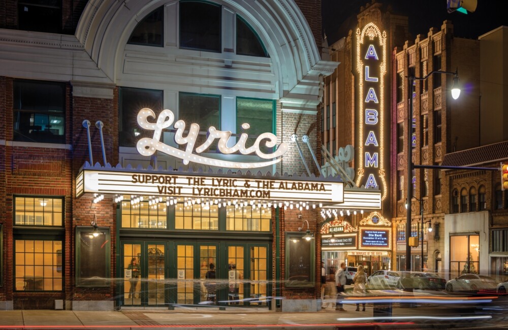 Las carpas de los teatros Lyric y Alabama brillan por la noche.