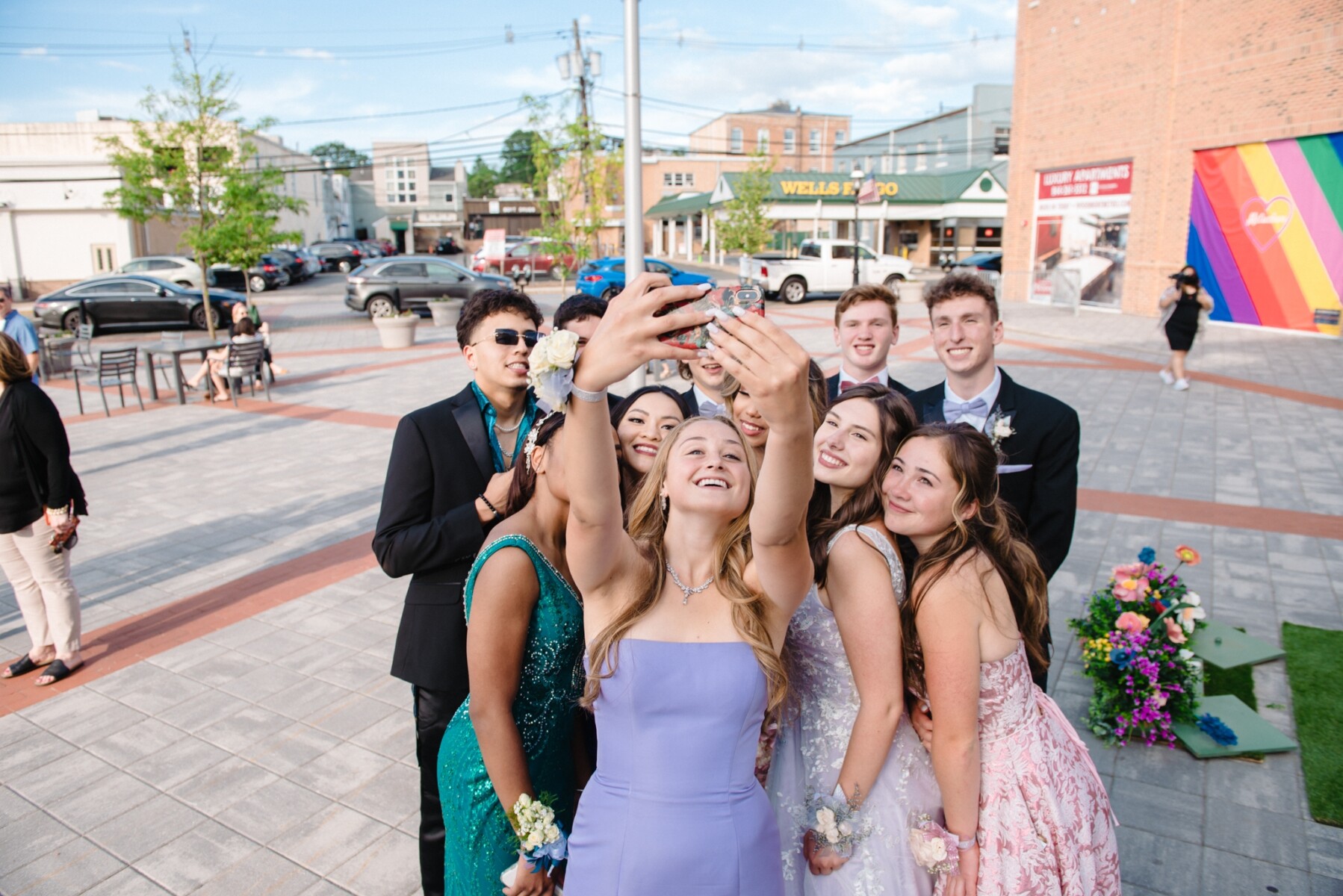 Un grupo de adolescentes con vestidos de graduación posa para un selfie