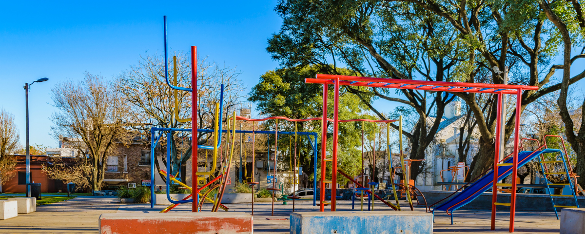 Parque infantil con coloridas estructuras de juego