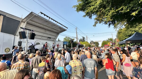 La gente escucha música en directo en un concierto al aire libre en Bainbridge, Washington