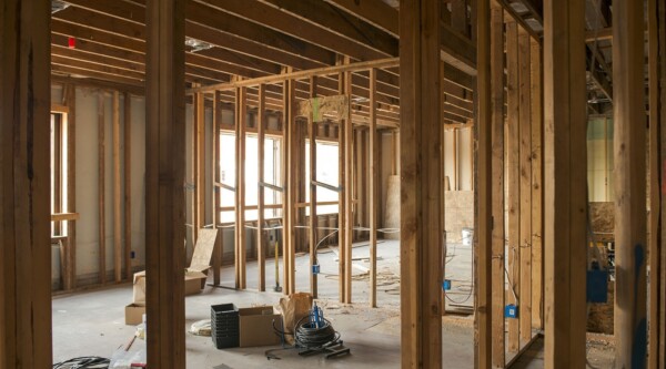 Interior del edificio Kern durante su rehabilitación en 2017 mostrando vigas y madera vistas.