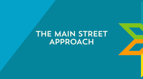 Gráfico con el logotipo de Main Street y las palabras "the Main Street Approach".