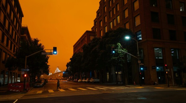 Humo y cielos rojos durante los incendios forestales en California