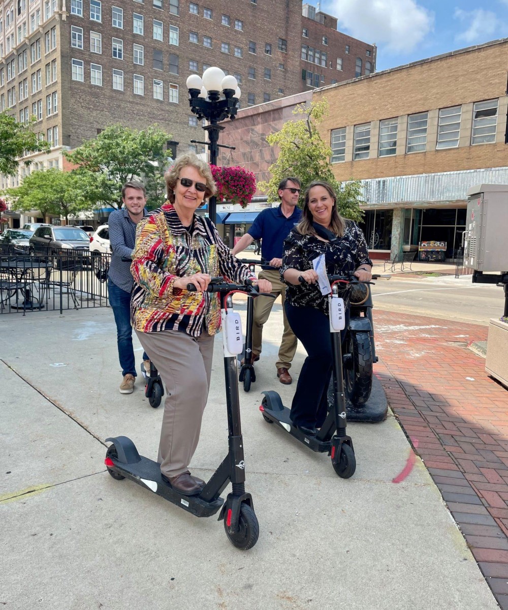 Personas en e-scooters en Waterloo, Iowa