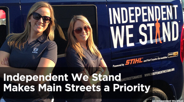 Dos mujeres, Renee Changnon, redactora adjunta de Hardware Retailing Magazine, y Tara Mazzarella, de Independent We Stand, frente a una furgoneta azul.