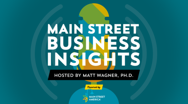 Imagen con fondo azul oscuro con micrófono multicolor, con texto delante que dice Main Street Business Insights Presentado por Matt Wagner, PhD.