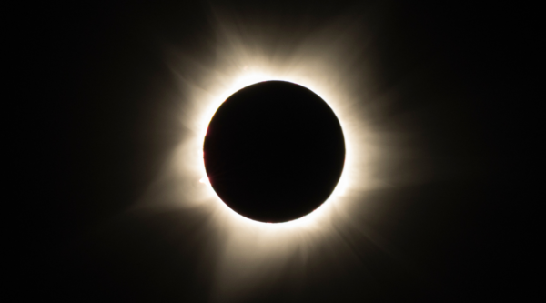 Eclipse solar que muestra la luna bloqueando completamente el sol
