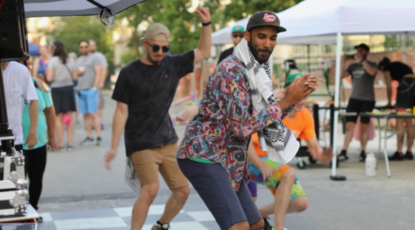 Gente bailando en una feria callejera en Somerville, MA
