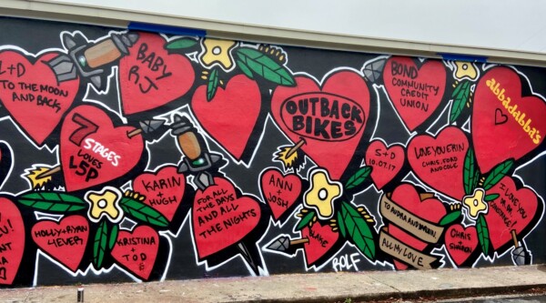 Mural de corazones rojos sobre fondo negro