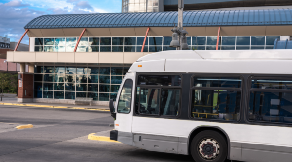 Autobús llegando a una terminal de autobuses