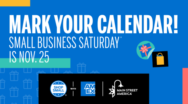 ¡Marque su calendario! El sábado de la pequeña empresa es el 25 de noviembre. Logotipos de AmEx shop small y Main Street America.