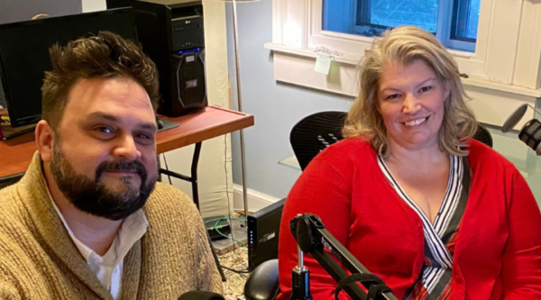 Greg Beam charla con un empresario local en el estudio de radio
