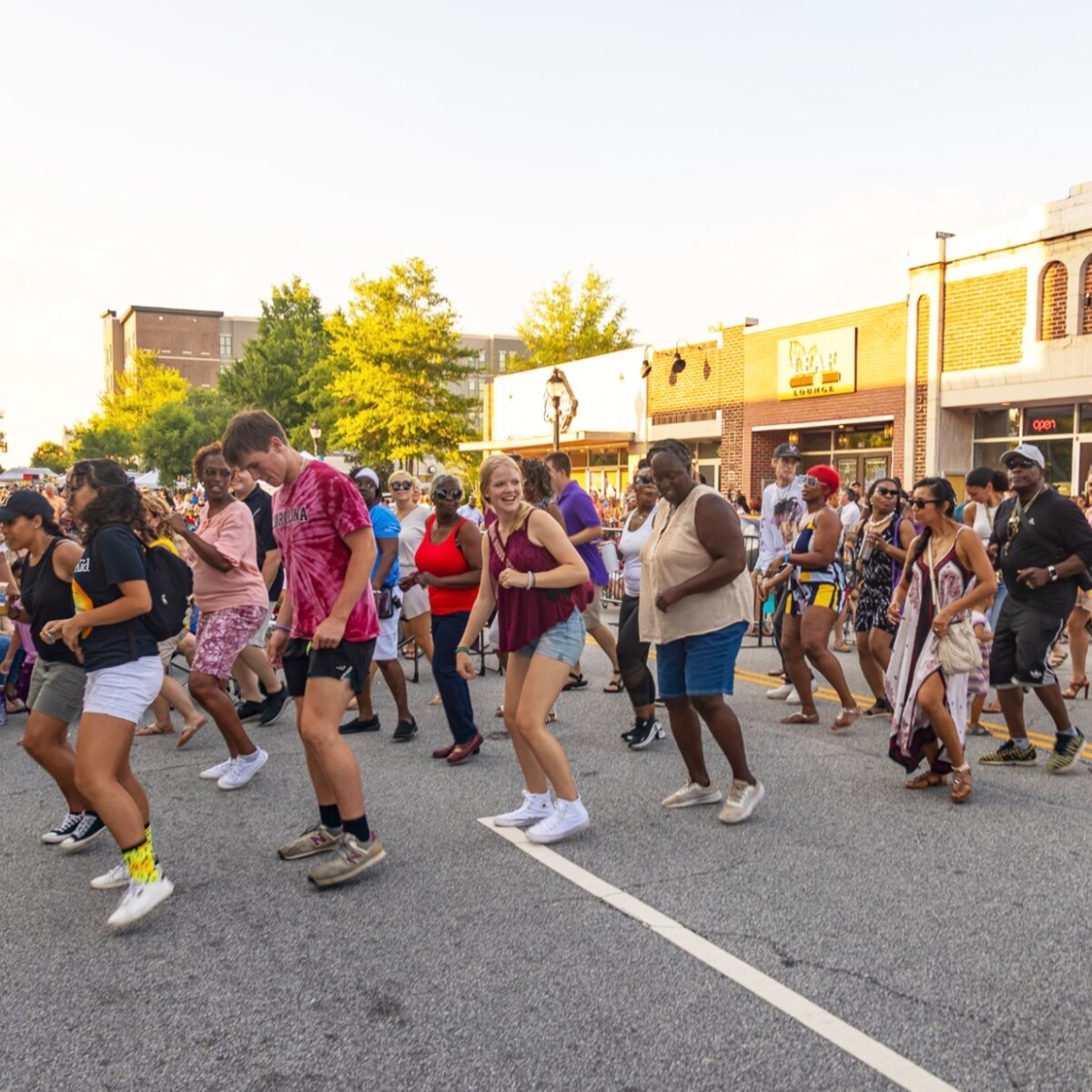 Gente bailando en la calle en Florence, Carolina del Sur.