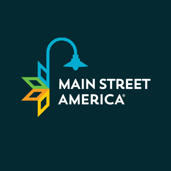 Logotipo de Main Street America sobre un campo de color oscuro.